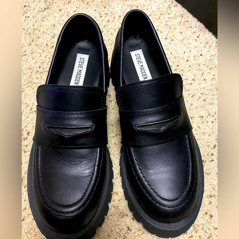 Sz. 7. Worn a few times. A little too snug for me.